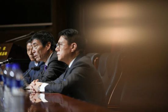 400多名跟组演员更是在开拍前统一进行了长达7个月的军事训练